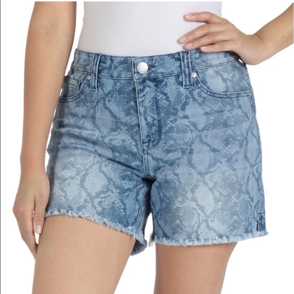 NWT  Seven7 5"inseam Weekend  Frayed hem Denim short